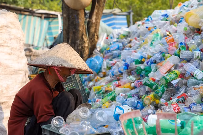 Phụ nữ là lao động chính ở đây, chỉ với con dao dọc giấy và đôi găng tay, họ ngồi hàng giờ cắt mác vỏ chai nhựa. Công việc cứ đều đặn chia làm hai ca, sáng từ 7 giờ đến 11 giờ, chiều từ 2 giờ đến 6 giờ.