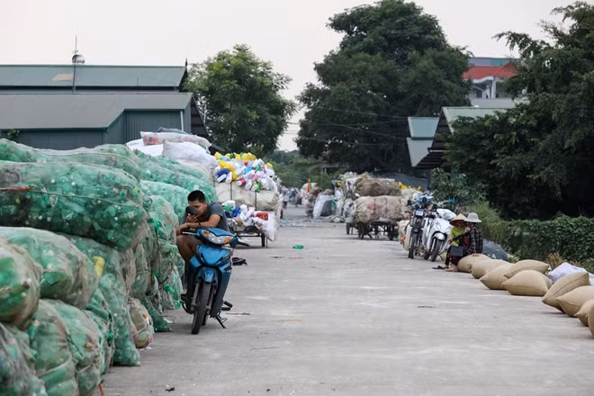 Thôn Xà Cầu nằm cách trung tâm Hà Nội 30km lâu nay được mệnh danh là "thủ phủ" phế liệu bởi hàng ngày, hơn 100 hộ gia đình ở đây thu mua và chế biến đến gần 70 tấn phế liệu các loại từ khắp các tỉnh thành lân cận, nhiều nhất là của Hà Nội. Phế liệu thì đủ loại nhưng nhiều nhất là các loại chai nước ngọt, nước khoáng...