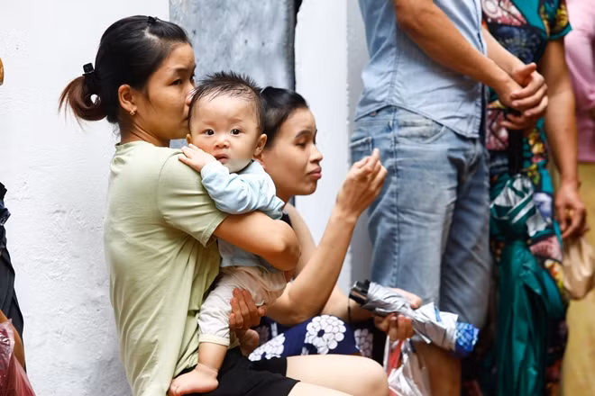 Một số em nhỏ là bệnh nhân của Bệnh viện Nhi Trung ương sẽ được bố trí chỗ ăn, ở trong viện.