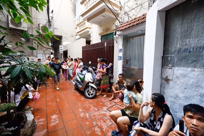 Một số người dân hiện đang chờ sự sắp xếp của chính quyền địa phương ở bên ngoài nhà văn hoá.