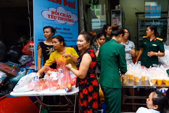 Ngoài ra còn có bánh mỳ, cháo, nước uống.