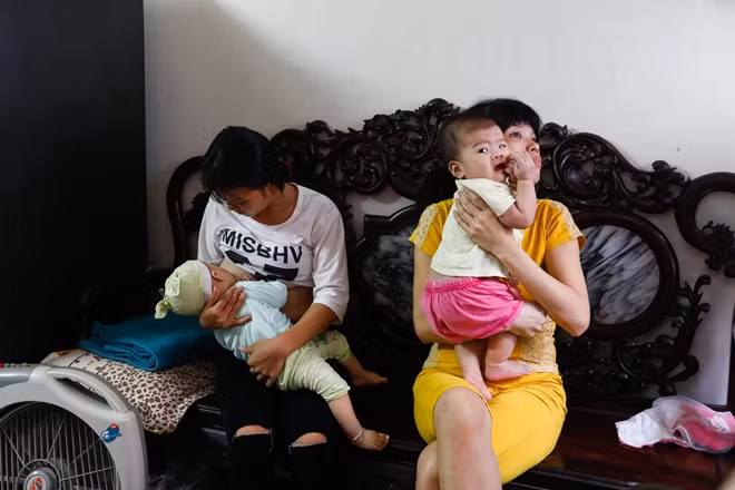 Hai bà mẹ cùng con nhỏ được một nhà lân cận cưu mang cho tới khi họ kiếm được chỗ ở mới.