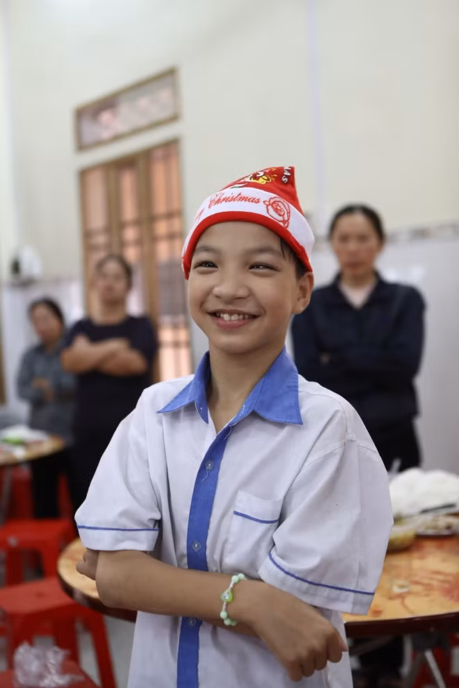 Giáng sinh nào cũng vậy, sẽ có những đoàn từ thiện tới đây mang bánh kẹo, quần áo, đồ ăn tới cho các em.