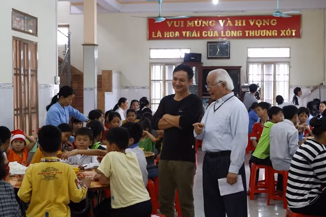 Linh mục Phạm Ngọc Oanh cùng anh Nguyễn Văn Phong - một nhà từ thiện đã nhiều lần đến cô nhi viện nấu ăn cho các em.
