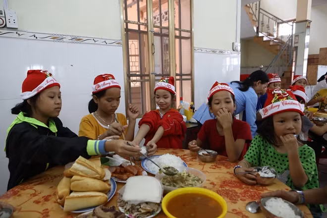 Linh mục Phạm Ngọc Oanh chia sẻ, trong suốt những năm làm việc ở đây, các sơ đã không ít lần rơi nước mắt bởi những mảnh đời nhỏ bé bị bỏ rơi.