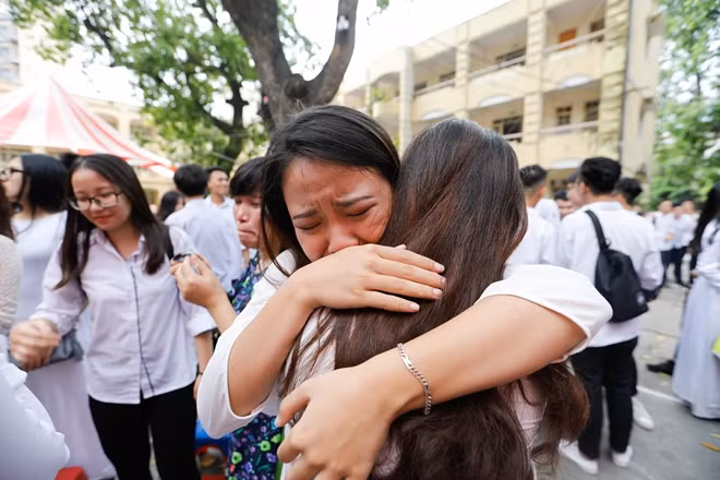 Trong suốt 3 năm phổ thông, ngày bế giảng cuối cấp là ngày buồn nhất, nhiều vấn vương nhất
