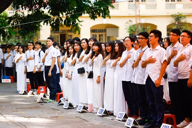Sáng ngày 12/5, Lễ Bế giảng năm học 2017-2018 đã diễn ra tại trường THPT Việt Đức, Hà Nội. Hôm nay cũng là ngày cuối cùng các em học sinh lớp 12 của trường được dự lễ chào cờ