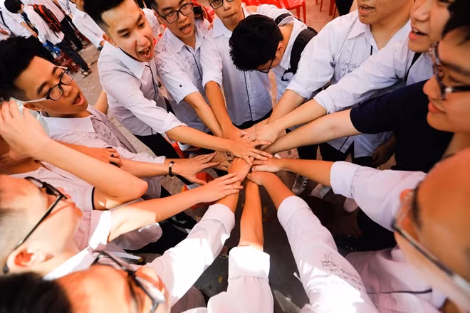 Cùng nhau hứa sẽ cố gắng học tập, rồi sẽ có ngày gặp lại