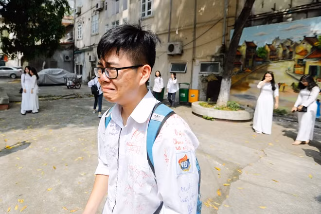 Trong ngày này, không ai kìm được nước mắt khi phải xa rời bạn bè, thầy cô, mái trường yêu dấu.