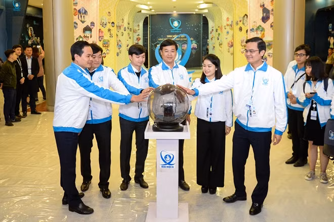 Đại biểu cùng đặt tay lên quả cầu khai mạc triển lãm "Khát vọng sinh viên Việt Nam"