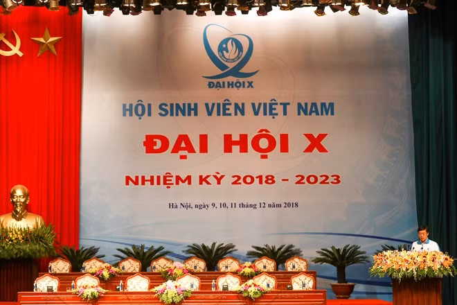 Đồng chí Lê Quốc Phong - Uỷ viên dự khuyết Ban chấp hành Trung ương Đảng, Bí thư thứ nhất Ban chấp hành Trung ương Đoàn TNCS Hồ Chí Minh, Chủ tịch Liên hiệp Hội thanh niên Việt Nam, Chủ tịch Hội sinh viên Việt Nam khoá IX nhiệm kỳ 2013-2018 phát biểu khai mạc Đại hội