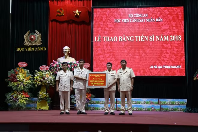Đại diện 18 tân tiến sĩ trao tặng quà cho Học viện CSND