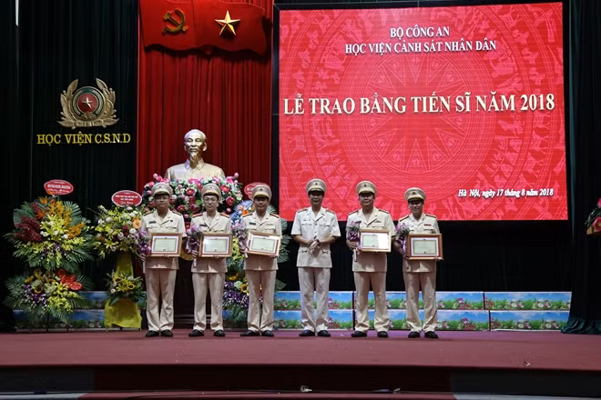 Trao tặng bằng khen của Học viện cho những nghiên cứu sinh có thành tích xuất sắc trong quá trình học tập, rèn luyện tại Học viện CSND.