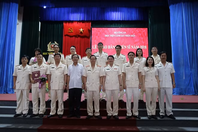 Trung tướng, GS.TS Nguyễn Xuân Yêm, Giám đốc Học viện chụp ảnh lưu niệm cùng các tân tiến sĩ đợt 2 năm 2018