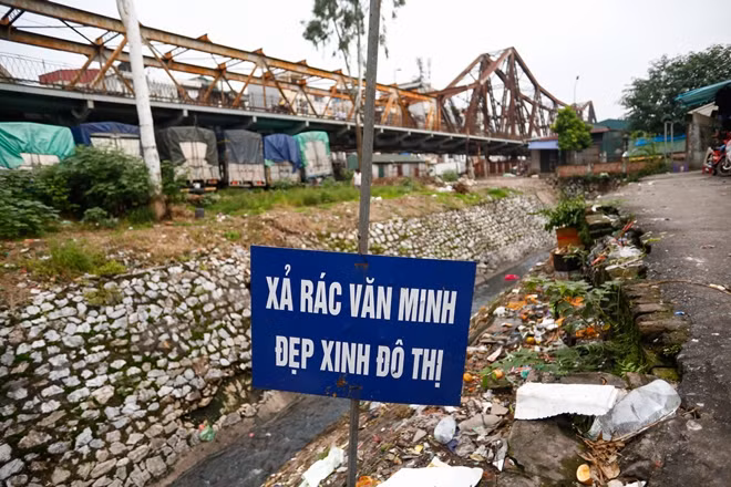 Đến hôm nay, tình trạng "ngập" rác ở đây đã vãn đi phần nào, như những ngày trước, mưa to, rác ở đâu tràn về ngập ngụa làm không khí ở đây lúc nào cũng nặng nề, xú uế.