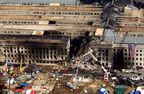Ngoài vụ tấn công tại NewYork, những tên khủng bố còn cướp chiếc máy bay American Airlines Flight 77 đâm vào Lầu Năm Góc. Một chuyến bay khác mang số hiệu 93 của hãng hàng không United Airlines rơi xuống một cánh đồng gần quận Shanksville, hạt Somerset, bang Pennsylvania khiến toàn bộ hành khách và phi hành đoàn thiệt mạng. Ảnh: Wiki