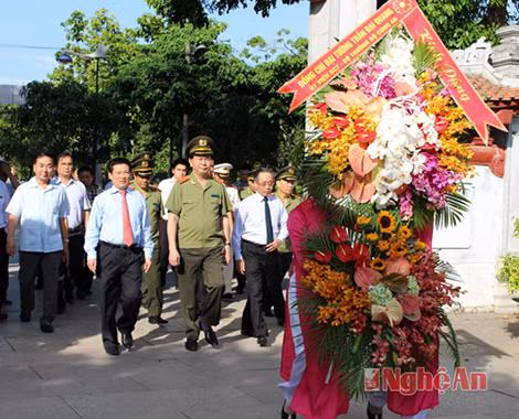 Bộ trưởng Trần Đại Quang và Đoàn công tác của Bộ Công an cùng lãnh đạo tỉnh Nghệ An đến dâng hoa, dâng hương Chủ tịch Hồ Chí Minh ở Khu di tích Kim Liên. Bộ trưởng Trần Đại Quang và Đoàn công tác của Bộ Công an cùng lãnh đạo tỉnh Nghệ An đến dâng hoa, dâng hương Chủ tịch Hồ Chí Minh ở Khu di tích Kim Liên.
