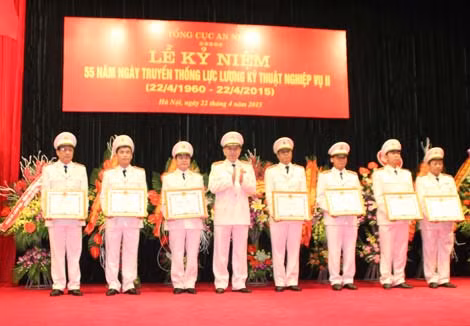 Thứ trưởng Tô Lâm trao Bằng khen của Bộ Công an tặng 8 tập thể.
