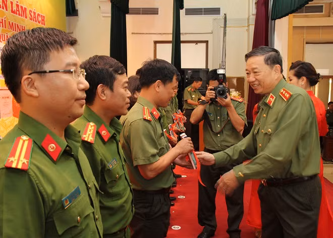 Bộ trưởng Tô Lâm tặng sách cho đại diện các đơn vị.