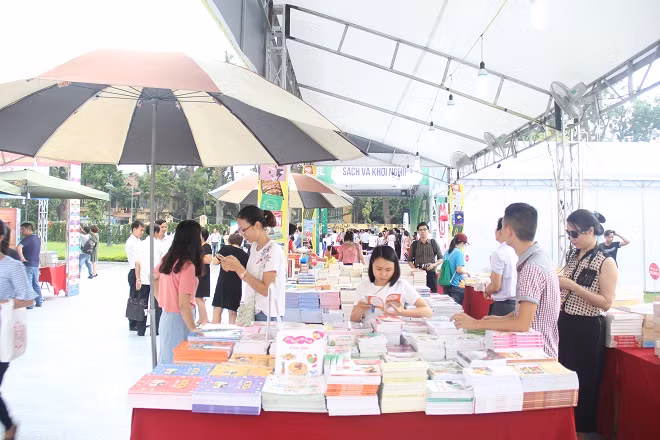 Hội sách thu hút nhiều độc giả trẻ.