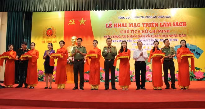Bộ trưởng Tô Lâm cùng các đại biểu cắt băng khai mạc triển lãm.