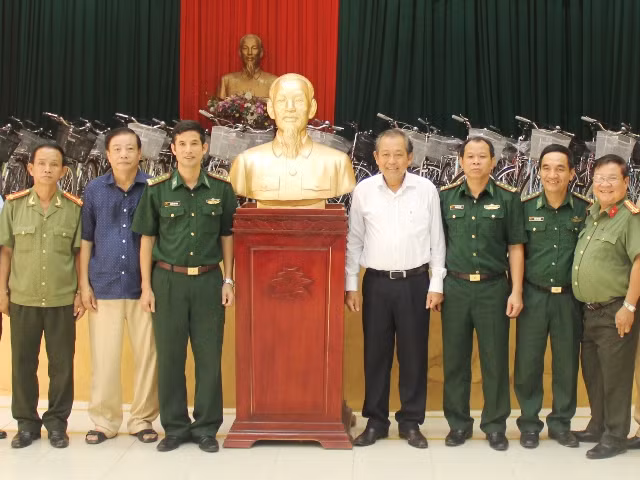 Phó Thủ tướng Thường trực Trương Hòa Bình trao tặng Tượng Bác Hồ cho Trung tâm huấn luyện Bộ đội Biên phòng.