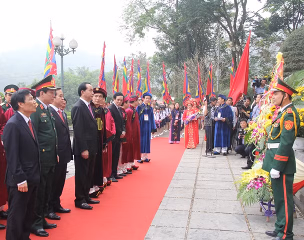 Chủ tịch nước Trần Đại Quang cùng đoàn đại biểu đặt vòng hoa tưởng niệm các anh hùng liệt sĩ tại bức phù điêu Bác Hồ nói chuyện với Đại đoàn Quân Tiên Phong.
