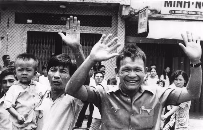 Nhân dân chào mừng đoàn quân Giải phóng. Nhân dân chào mừng đoàn quân Giải phóng.