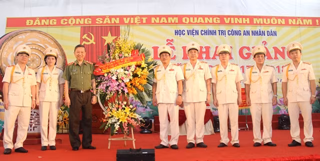 Bộ trưởng Tô Lâm tặng hoa chúc mừng Đảng ủy, Ban giám đốc, các thầy cô giáo và học viên của Học viện Chính trị CAND nhân dịp khai giảng năm học mới. Bộ trưởng Tô Lâm tặng hoa chúc mừng Đảng ủy, Ban giám đốc, các thầy cô giáo và học viên của Học viện Chính trị CAND nhân dịp khai giảng năm học mới.