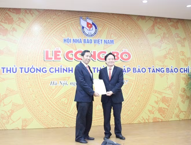 Thừa ủy quyền của Chính phủ, Bộ trưởng Phùng Xuân Nhạ đã trao quyết định của Thủ tướng thành lập Bảo tàng Báo chí cho đồng chí Thuận Hữu, Chủ tịch Hội Nhà báo Việt Nam.