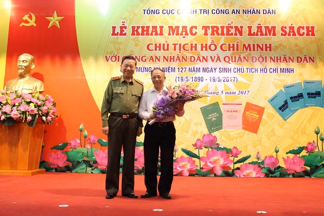 Bộ trưởng Tô Lâm tặng hoa GS.TS Hoàng Chí Bảo.