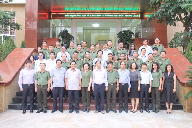 Đồng chí Trương Minh Tuấn và các đại biểu chụp ảnh lưu niệm cùng Ban Giám đốc và các thầy cô giáo Học viện Chính trị CAND.