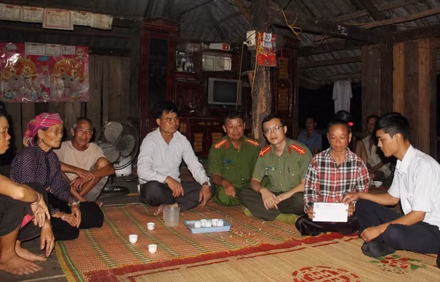Đại diện Báo CAND (ngoài cùng bên phải) thăm hỏi, tặng quà thân nhân gia đình anh Lò Văn Bờ bị lũ cuốn mất tích. Đại diện Báo CAND (ngoài cùng bên phải) thăm hỏi, tặng quà thân nhân gia đình anh Lò Văn Bờ bị lũ cuốn mất tích.