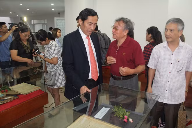 Đồng chí Thuận Hữu và các đại biểu tham quan khu trưng bày hiện vật của Bảo tàng Báo chí.