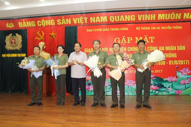 Đồng chí Trương Minh Tuấn đã tặng Biểu trưng công tác tuyên giáo của Đảng cho các đồng chí trong Ban Giám đốc Học viện Chính trị CAND.