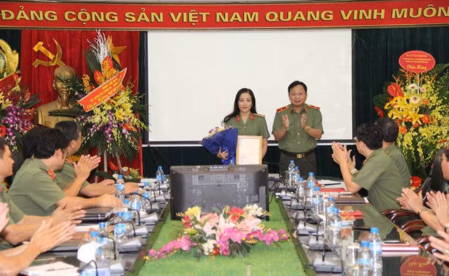 Thừa ủy quyền của lãnh đạo Bộ Công an, Thiếu tướng Mai Văn Hà trao quyết định bổ nhiệm cho Thượng tá Nguyễn Thúy Quỳnh. Thừa ủy quyền của lãnh đạo Bộ Công an, Thiếu tướng Mai Văn Hà trao quyết định bổ nhiệm cho Thượng tá Nguyễn Thúy Quỳnh.