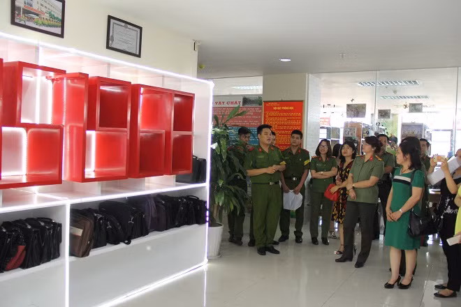 Khu vực để cặp sách cũng được thiết kế sáng tạo.
