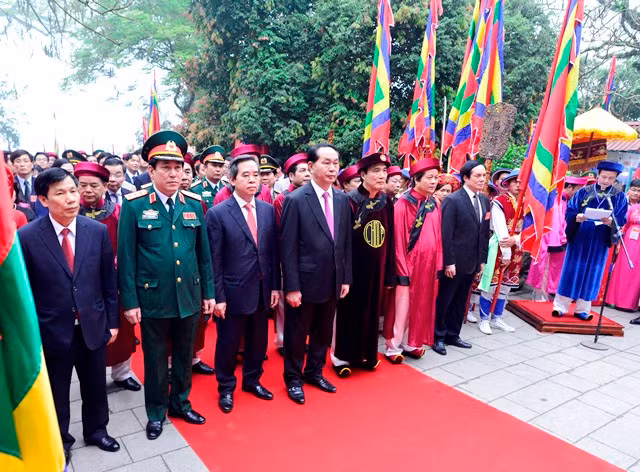 Chủ tịch nước Trần Đại Quang cùng đoàn đại biểu tại điện Kính Thiên, đền Thượng.
