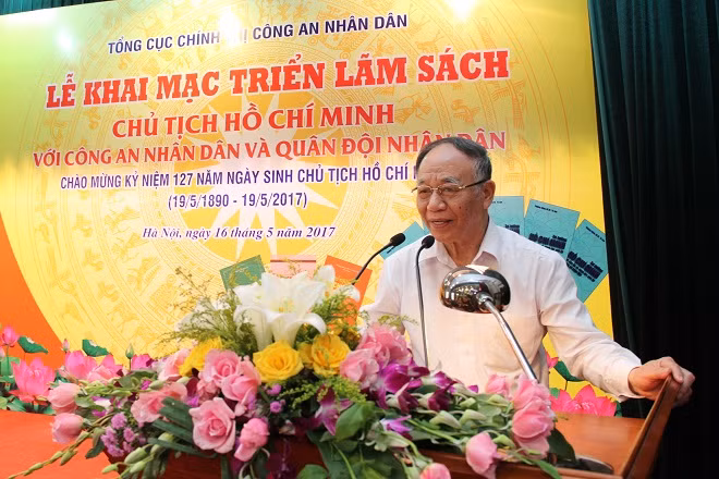 GS.TS Hoàng Chí Bảo, diễn giả của buổi giới thiệu sách.