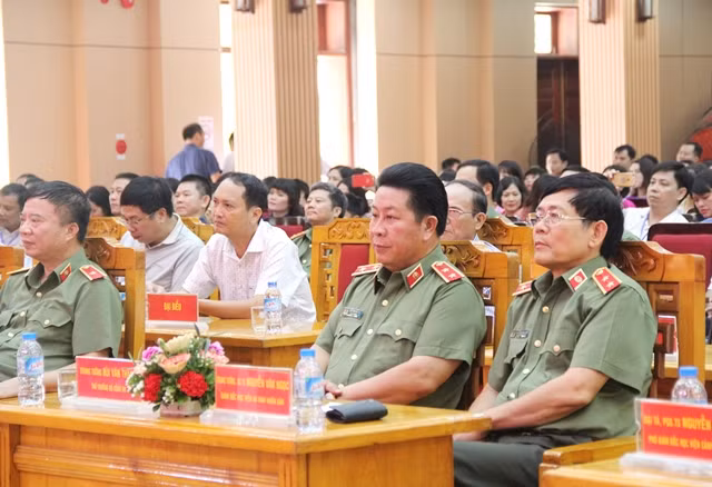 Thứ trưởng Bùi Văn Thành cùng các đại biểu dự buổi lễ.