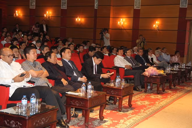 Các đại biểu dự buổi lễ.