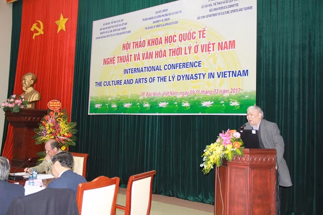 Giáo sư, TS Trần Ngọc Vương trình bày tham luận tại hội thảo. Giáo sư, TS Trần Ngọc Vương trình bày tham luận tại hội thảo.
