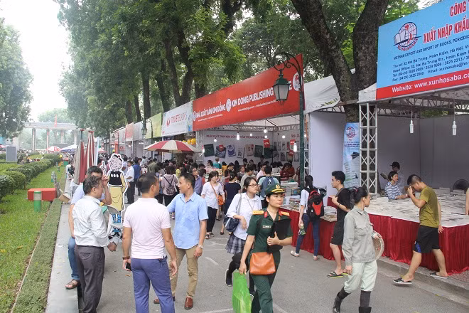 Ước tính có đến hàng vạn người đến với hội sách trong ngày đầu tiên.