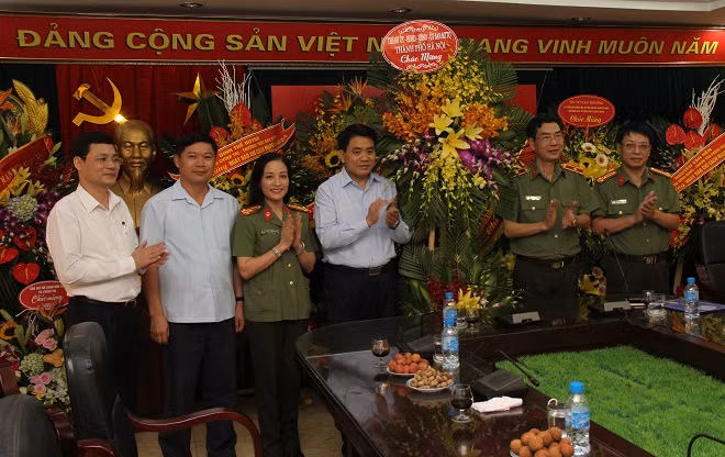 Đồng chí Chủ tịch UBND thành phố Hà Nội Nguyễn Đức Chung cùng Đảng ủy, Ban biên tập và CBCS Báo CAND.