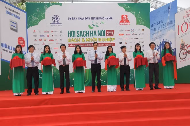 BTC cắt băng khai mạc hội sách.