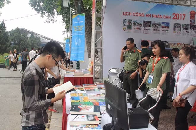 Gian trưng bày sách của lực lượng CAND.