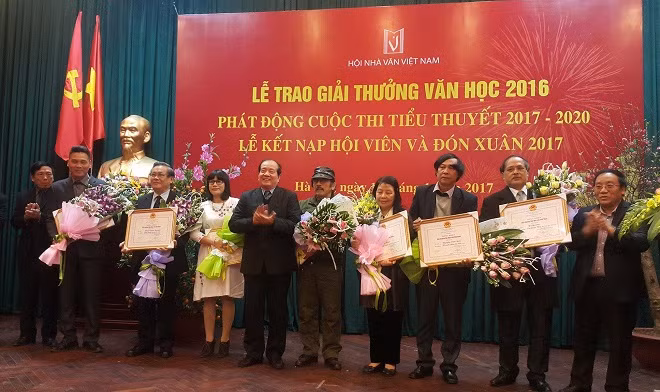Phần trao giải thưởng hội Nhà văn.