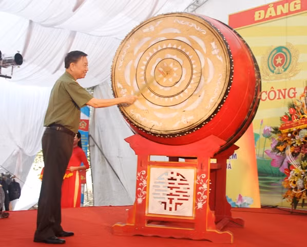 Bộ trưởng Tô Lâm thực hiện nghi thức đánh trống khai giảng năm học mới. Bộ trưởng Tô Lâm thực hiện nghi thức đánh trống khai giảng năm học mới.