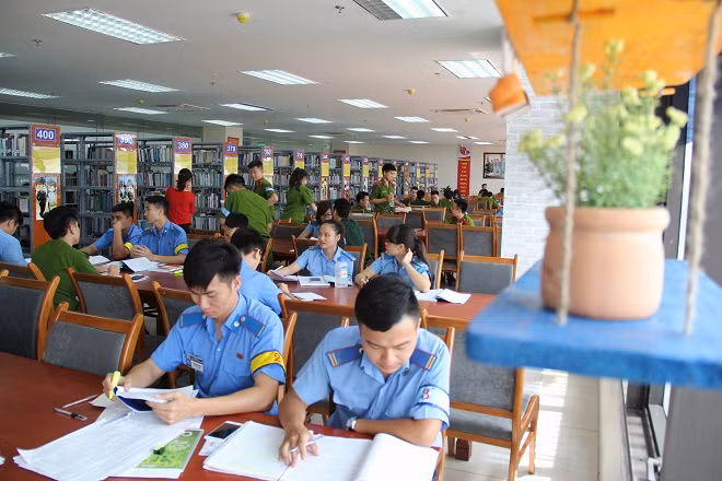 Phía bên giáp cửa sổ được trang trí hoa.