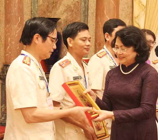Phó Chủ tịch nước Đặng Thị Ngọc Thịnh trao tặng biểu tượng hình ảnh chân dung Chủ tịch Hồ Chí Minh cho các cá nhân lao động giỏi.